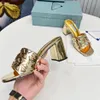 Orta Kalın Topuk Ünlü Tasarımcı Kadın Terlik Sandalet Klasik Üçgen Dekorasyon Lüks Tasarımcı Mule Street Stil Fabrika Ayakkabıları Sandalet
