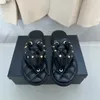 Designer Casual Sandales Été Chaussures de plage chaudes Femmes Pantoufles Petit cuir parfumé Chaussures à semelles épaisses Femmes portent la mode à bout ouvert en été Caligae meilleure qualité