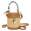 Популярная женская сумка с нишевым дизайном, летняя сумка через плечо из плетеной соломы, портативное ведро