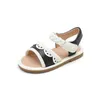 Sandálias fofas para meninas 2024 verão linha de sola macia com couro macio sapatos de praia infantis 240301