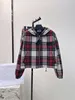 Kvinnorjackor Designer Autumn/Winter Style British Style Contrast Color Checkered Hooded Drawstring Elastic Midje Kort yllerock 8ar4