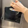 Sac de soirée de créateur élégant La première couche de chaîne de diamant en cuir de vache petit sac de mode tout-en-un sac à bandoulière à bandoulière simple et beau