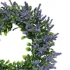 Decoratieve bloemen lavendel krans voor voordeur hangende groen bladeren ornament binnen buiten viering boerderij vakantie muur