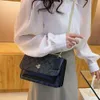 Shoppen Sie Factory Wholesale Netizen and Westernized Commuter Small Square Bag 2024 New High Grade Printed Vielseitig Shoulder Oblique Straddle Womens