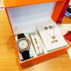 Señora de lujo 5 juegos Reloj Collar Pulsera Pendiente Anillo con caja de regalo Correa de goma Relojes de diseñador Relojes de pulsera para damas Navidad Día de San Valentín Presente