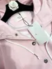 Damenjacken-Designer 23. Frühherbst Neu CE Nanyou Girls' süßes, sanftes und verspieltes altersreduzierendes rosa-weißes Kontrast-Baseballtrikot mit hoher Kapuze 4DWC