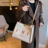 Nuovo prezzo all'ingrosso del designer Borsa moda Fnda Tote Bag Donna Nuova lettera di moda Pendolare portatile con una spalla di grande capacità