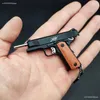 銃のおもちゃ2024 NEW 1 3種牡馬1911ミニPUBGメタル玩具ガンモデル装飾銃おもちゃ銃合金銃キーチェーンガン240307