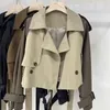 Mode Kurze Windjacke Frauen Revers Leder Verstärkte Ärmel Gürtel Kontrast Farbe Trenchcoat Vintage Herbst Oberbekleidung 240228