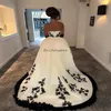 Lyxig svartvita gotiska bröllopsklänningar med overskirt tåg underbara stropplösa dubai arabiska brudklänningar elegant drottning brud klänning vestios novia robes de marieee
