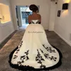 Abiti da sposa gotici bianchi neri di lusso con gonna oversize Splendidi abiti da sposa arabi senza spalline Dubai Elegante abito da sposa regina Vestios Novia Robes De Mariee