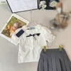 Merk Prinsessenjurk meisjes trainingspakken zomer babykleding Maat 90-140 CM Vlinderdas ontwerp Wit shirt met korte mouwen en plooirok 24Mar