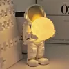 Bordslampor astronautlampa kreativa led barns rum sovrum sovrum levande mån vägg pojke planet natt