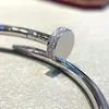 하이 버전 풀 다이아몬드 커플, 여성을위한 세련된 개인화 된 팔찌 빛과 틈새 디자인 감각 네일 드릴 손톱 팔찌 크기 16, 17, 18