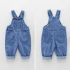 Eenvoudige stijl jongens meisjes denim overalls modieuze kinderbroek lente baby hoge taille casual 240307