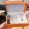 Señora de lujo 5 juegos Reloj Collar Pulsera Pendiente Anillo con caja de regalo Correa de goma Relojes de diseñador Relojes de pulsera para damas Navidad Día de San Valentín Presente