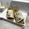 Nuevo diseñador Sandalia de madera Zapatillas de diseñador Sluffy Zapatillas de mula de fondo plano Letra de encaje multicolor Canva Zapatos de verano para el hogar Marca de lujo Chl01 Sandalias Tamaño 3541