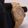 Présentation d'une superbe montre chronographe glacée dotée de diamants naturels pour un luxe inégalé avec une clarté VVS améliorée.