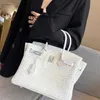 Bolso de mujer l Bolso de mujer de cuero genuino de alta calidad 2024 Nuevo bolso de hebilla de diamante blanco del Himalaya Bolso de piel de vaca con patrón de cocodrilo 1MIK