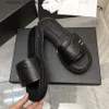 Hausschuhe Designer Luxus Damen Sandalen Leder Neue Metall Brief Marke Outdoor Mode Flache Größe 35-40 Q240312