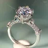 Cluster Rings Kvinnors unika underbara 18K White Gold Ring VVS 1CT Moissanite Diamond Engagement Wedding Promise Present smycken Tillbehör
