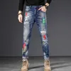 Designer dżinsy męskie mody fajne dżinsowe spodnie w trudnej sytuacji haft haftowy luksusowy czarny niebieski dżins szczupły motocykl wysokiej jakości trendy spodnie