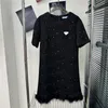 금속 배지 드레스 여성 고급 모조 다이아몬드 스커트 깃털 디자이너 편지 캐주얼 드레스 검은 흰색