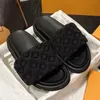 Best Designer Sliders Pantoffeln Frauen Männer Pool Kissen Flach Komfort Mules Slides Mode klassische Drucke geprägte Sommersandalen Schwarze graue Strandschuhe