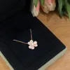 VネックレスFanjia Clover Necklace 925 Sterling Silver Plated 18K Gold Diamond Inlaid Cloverペンダントとダイヤモンドの鎖骨チェーンでいっぱいの3つの花びらが入った2233