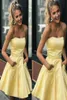Robes de soirée jaune clair 2020 satin dos nu courte mini robe de cocktail sans bretelles filles robes de bal avec poche66522916539146