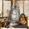 Reloj de hierro con forma de linterna de vela con mango gris antiguo, casa de granja europea, decoración de mesa para jardín, reloj de metal con base redonda 12600
