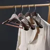 Cintres Texture exquise Hangage en bois Premium avec des crochets robustes de conception sans glissement pour vêtements sans rides