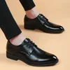 Idopy Classic Basic Men's Business Faux Leather Shoes Soft Office結婚式のつま先ラバーフォーマルドレスシューズ男性240307