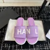 Najwyższej jakości bawełniane litery Kapcie Slajdy płaskie plażowe sandałowe buty wakacyjne poślizg na luksusowych designerskich slajdach dla kobiet Factory Factory Factory Pink Purple Green