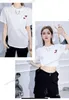 Nova temporada Mulheres Camisetas Designer Camisetas Algodão Tops Camisa Casual Luxurys Roupas Street Fit Shorts Manga Roupas Decore Camiseta 1AFOXW Iniciais Logotipo Adesivo