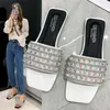 Slipare Sandaler Kvinnor bär 2022 NYA SUMMER FAIRY FENG SHUI DIAMOND Fashion Flat Bottom Square Head Large Shoesh240313