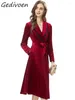 Trench da donna Gedivoen Autunno Fashion Runway Rosso Cappotto di velluto vintage Donna Risvolto che borda il frenulo Vita raccolta Slim Lungo