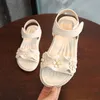 Sommarrosa blommor sandaler mjuk sula non slip pu läder små flickor för barn småbarn sandaler baby prinsessor korean 2024 mode öppen tå sandaler strandskor