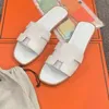 Bästa kvalitetsdesigner tofflor lädersandal samma stil för kvinnors glider Summer Outwear Leisure Vacation Slides strand tofflor Spring Flat äkta skor ingen låda