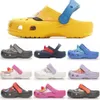 Kids Sandals Clog Flip Flop 슬리퍼 유아 구멍 Slipper Beach Candy Candy Classic Black Girls Boys Shod White Summer Youth Children Slides Lig Z0MA