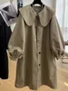 Il nuovo trench alla moda Sand * ro con collo a bambola di media lunghezza da donna in primavera e autunno ha un design unico e pigro