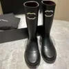 Nova moda botas de couro femininas pretas botas de chuva com sola estampada sapatos de grife