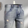 メンズジーンズ2024ライトブルー洗浄されたウェアホワイトレトロ古いリッピングパッチ韓国風のファッション弾性ズボン