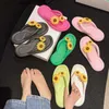 Slippers Sandals Internet Internet Slippers Daisy Slippers for Womens Fashion Teledsile Propoyile Standals Style Fairy Fairy Strice Flated Instagram Shoesh240313