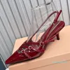 Scarpe 2024 Slingback da donna in vernice con fibbie Décolleté di lusso Scarpe a punta Tacco a spillo Abito da festa Cinturino alla caviglia Tacchi alti bordeaux