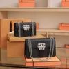 حقيبة سلسلة التصميم المتخصصة على الطراز الغربي حقيبة مربعة صغيرة Instagram شعبية عالية الجودة الإبطين Crossbody حقيبة 240315