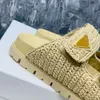 Flat Platform Slide tofflor flätade raffia komfort sandaler med signatur triangel öppen tår skor lyxdesigner för kvinnor semester sandal fabrikskor