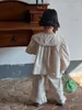 Sweet Girls Princess Clothes مجموعات الأطفال دمية صفراء نفخة قميص دانتيل جوفاء تطريز فالبالا سراويل 2pcs 2024 أطفال الربيع Z7138