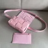 Remise Magasins en cuir véritable tissé sac à main femmes poitrine sac à la mode taille Mini chaîne