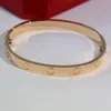 Designer-Armband mit Schraubverschluss, Mode-Luxus-Schmuck. Bezauberndes Damen-Armband aus 18 Karat Gold aus Titanstahl, Markenschmuck für Damen, kostenlose Lieferung, Weihnachts-Mutter-Geschenk